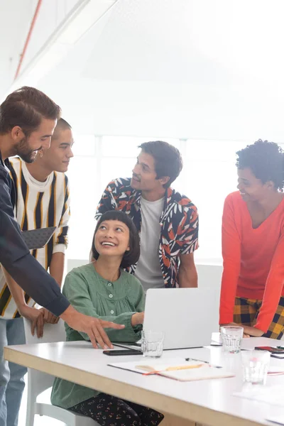 Vista Frontale Diversi Uomini Affari Che Discutono Laptop Nella Sala — Foto Stock