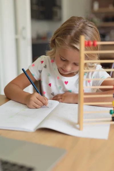 Vista Frontale Adorabile Caucasico Ragazza Studio Tavola Casa Confortevole — Foto Stock