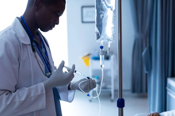 Boční Pohled Afroamerického Mužského Lékaře Injektovat Injekci Pacientům Nitrožilním Odkapáváním — Stock fotografie