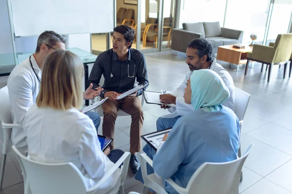 Side View Diverse Medical Team Discussing Each Other Circle Hospital — Stock Photo, Image