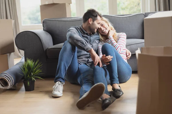 Front Bild Kaukasiska Romantiska Paret Sitter Marken Tillsammans Nya Hem — Stockfoto