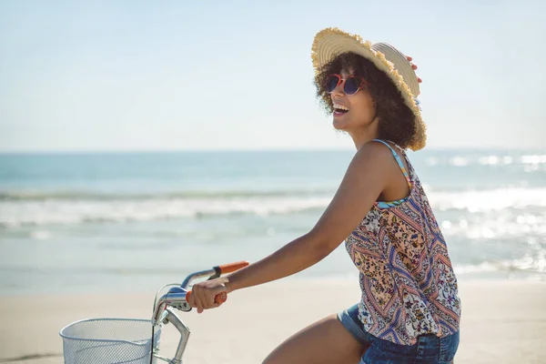 阳光明媚的一天 快乐的非洲裔美国妇女在海滩上骑自行车的侧视图 — 图库照片