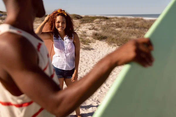 Vista Frontal Hermosa Mujer Raza Mixta Feliz Con Tabla Surf — Foto de Stock