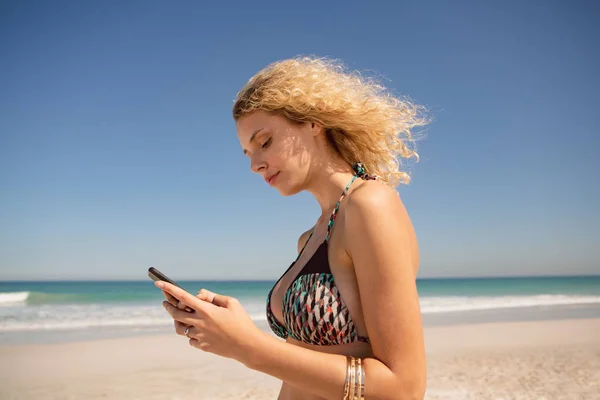 Sidoutsikt Över Vackra Kaukasiska Kvinnan Med Mobiltelefon Stranden — Stockfoto