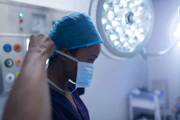 Seitenansicht Einer Jungen Chirurgin Mit Chirurgenmaske Operationssaal Des Krankenhauses — Stockfoto