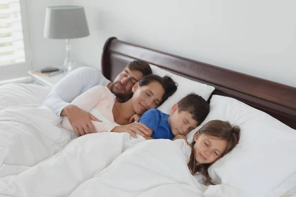 Evde Yatak Odasında Yatakta Birlikte Uyuyan Kafkas Ailesinin Yüksek Görünümü — Stok fotoğraf