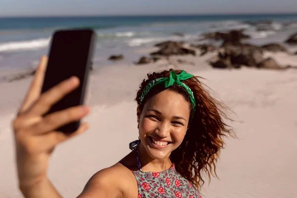 Vorderansicht Der Schönen Glücklichen Mixed Race Frau Die Ein Selfie — Stockfoto