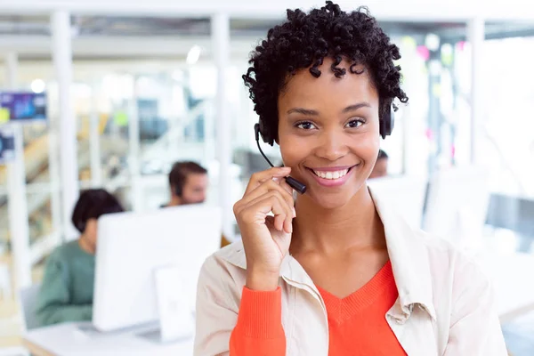 Vooraanzicht Van Afro Amerikaanse Vrouwelijke Klantenservice Executive Met Headset Die — Stockfoto