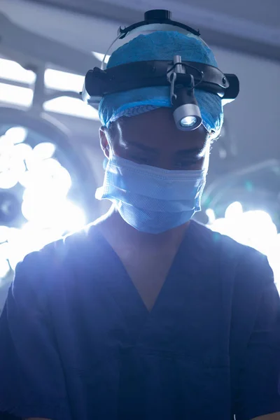 Widok Przodu Młodych Kobiet Rasy Mieszanej Reflektory Chirurgiczne Wykonywania Operacji — Zdjęcie stockowe