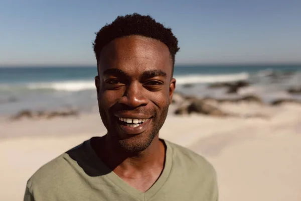 Портрет Щасливого Афро Американського Людина Дивиться Камеру Пляжі Сонці — стокове фото