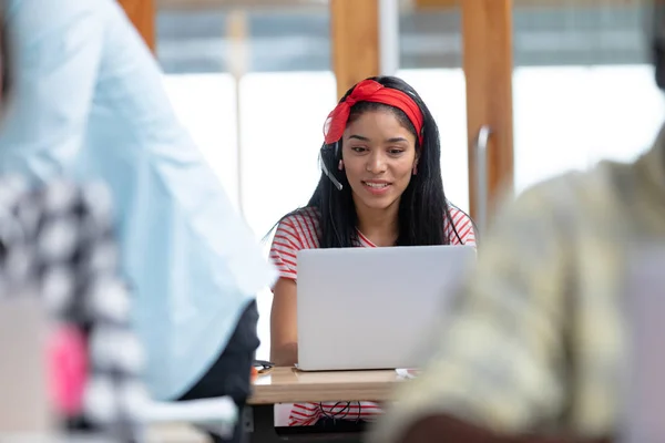 Retrato Hermosa Mujer Caucásica Servicio Cliente Ejecutivo Trabajando Escritorio Una — Foto de Stock