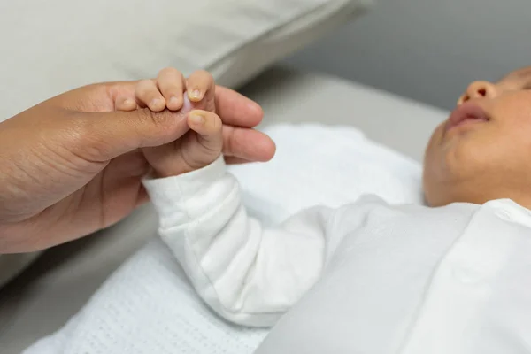 Крупный План Ребенка Женским Пальцем Доктора Больнице — стоковое фото