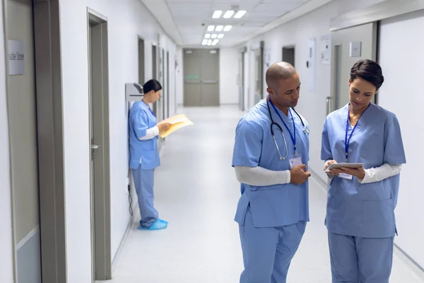 Front View Two Diverse Surgeons Discussing Digital Tablet Corridor Hospital — Stock Photo, Image