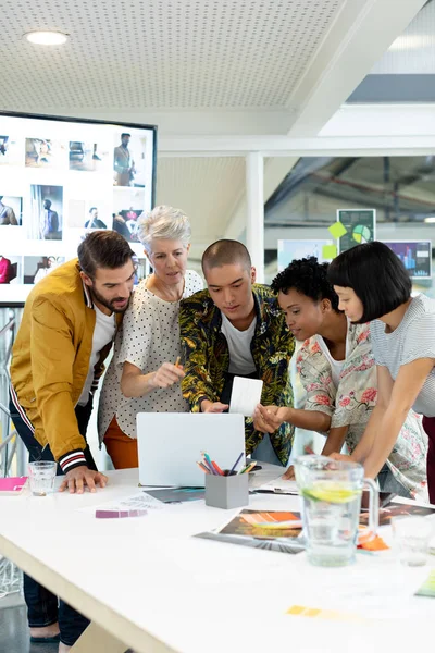 Vista Frontale Diversi Uomini Affari Che Discutono Laptop Nella Sala — Foto Stock