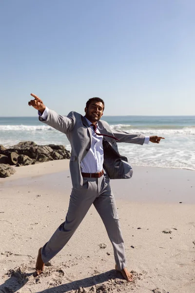 Retrato Jovens Felizes Mixed Race Empresário Dançando Praia — Fotografia de Stock