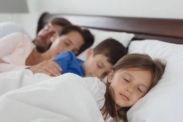 Vista Frontal Familia Caucásica Durmiendo Juntos Cama Dormitorio Casa — Foto de Stock