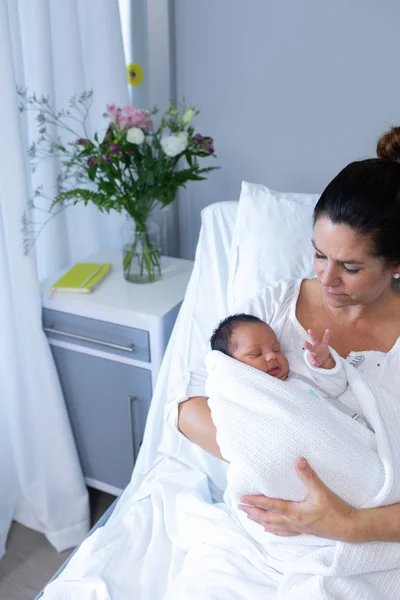 Vista Frontal Madre Caucásica Sosteniendo Bebé Recién Nacido Hospital —  Fotos de Stock