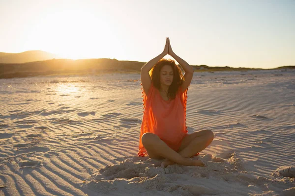 Front View Beautiful Mixed Race Woman Doing Yoga Beach Sunshine — Stock Photo, Image