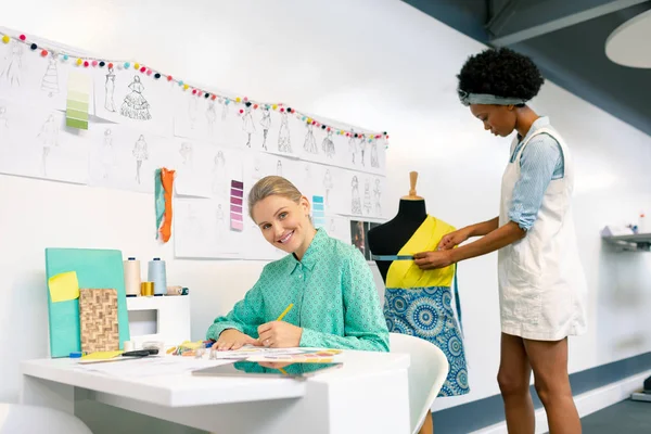 Vue Latérale Diverses Graphistes Féminines Travaillant Dans Bureau — Photo