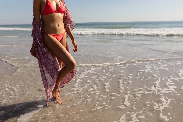 Lage Deel Van Vrouw Bikini Staande Het Strand — Stockfoto