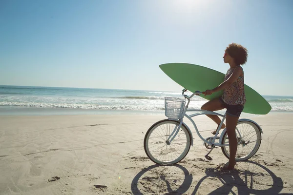 Side View African American Woman Holding Surfboard Bicycle Beach Sunny — Stock Photo, Image