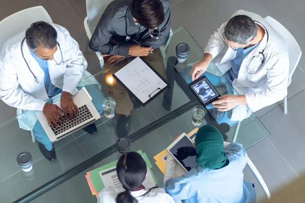 Vista Alto Angolo Diversi Team Medici Che Lavorano Insieme Tavola — Foto Stock