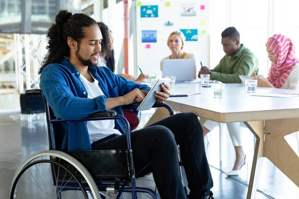 Vista Frontal Empresário Com Deficiência Raça Mista Usando Tablet Digital — Fotografia de Stock