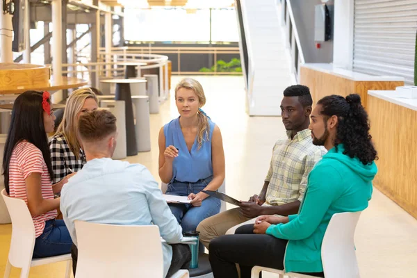 Vooraanzicht Van Diverse Zakenmensen Die Samen Zitten Een Groepsdiscussie Hebben — Stockfoto