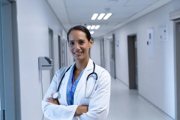 Vista Frontale Felice Medico Donna Caucasica Con Braccia Incrociate Guardando — Foto Stock