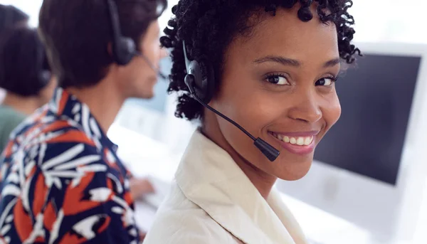 Ofiste Masada Bilgisayar Üzerinde Çalışan Afro Amerikan Kadın Müşteri Hizmetleri — Stok fotoğraf