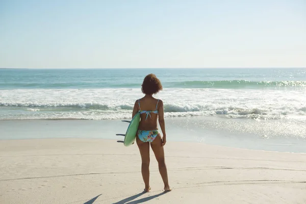 Vista Trasera Mujer Afroamericana Pie Con Tabla Surf Playa —  Fotos de Stock