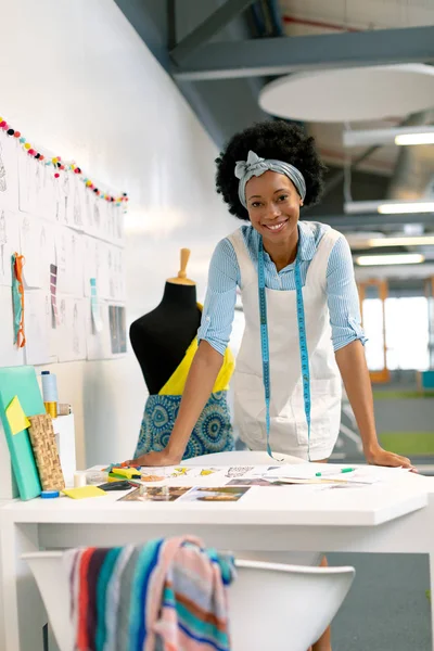 Front View Happy African American Female Graphic Designer Leaning Table — Stock Photo, Image