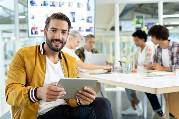 Portret Van Kaukasische Mannelijke Modeontwerper Met Behulp Van Digitale Tablet — Stockfoto