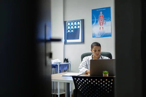 Framifrån Mixed Race Kvinnlig Läkare Arbetar Laptop Skrivbordet Examination Rum — Stockfoto