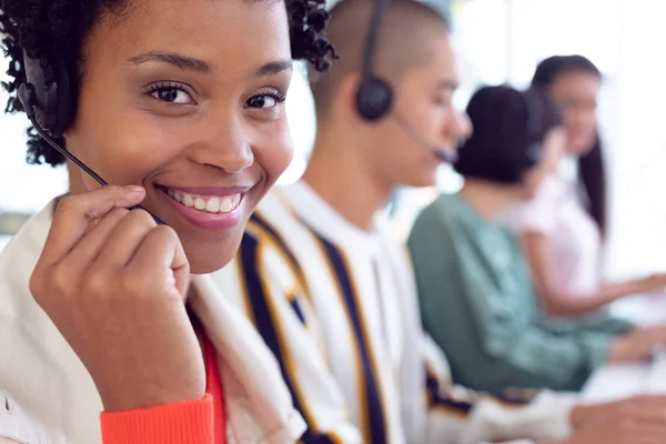 Portret Van Afro Amerikaanse Klantenservice Executives Werken Computer Bij Bureau — Stockfoto