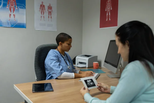 Přední Pohled Samičí Ženský Doktor Který Pracuje Počítači Zatímco Žena — Stock fotografie