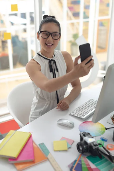 Vista Frontal Bela Designer Gráfica Asiática Tirar Selfie Com Telefone — Fotografia de Stock