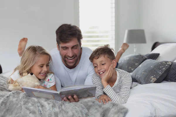 Front View Caucasian Father Children Reading Story Book Bedroom Home — Stock Photo, Image