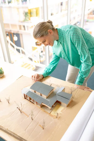High Angle View Caucasian Female Architect Looking Architectural Model Desk — Stock Photo, Image