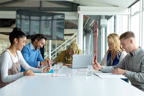 Vooraanzicht Van Diverse Zakenmensen Die Samenwerken Een Vergaderruimte Een Modern — Stockfoto