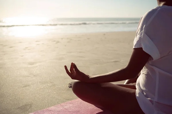 Sección Media Mujer Realizando Yoga Playa — Foto de Stock