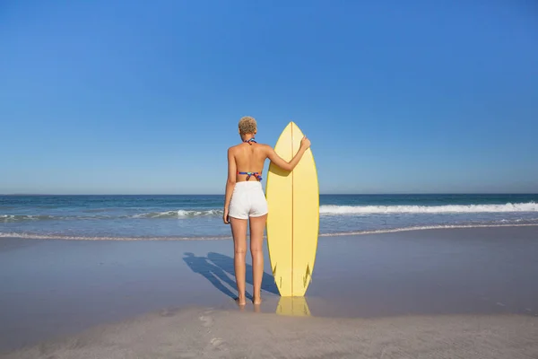 Achteraanzicht Van Afro Amerikaanse Vrouw Bikini Staand Met Surfplank Strand — Stockfoto