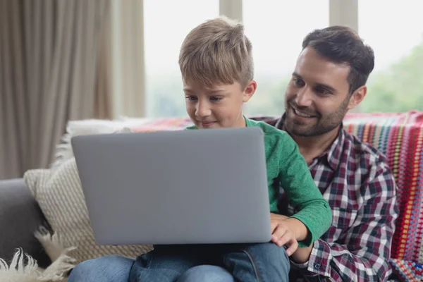 Vista Alto Ângulo Pai Filho Caucasianos Usando Laptop Sofá Uma — Fotografia de Stock