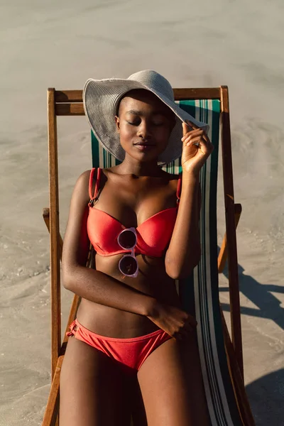 Вид Молоду Афро Американську Жінку Сплять Пляжній Кріслі Пляжі — стокове фото