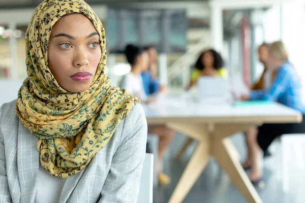Portret Van Doordachte Mixed Race Zakenvrouw Hijab Kijk Weg Vergaderzaal — Stockfoto