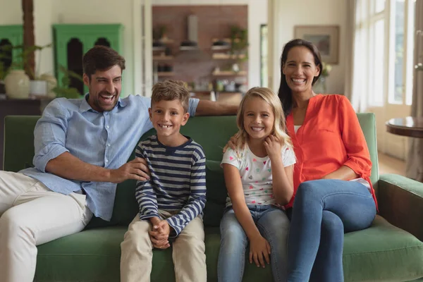 Vista Frontal Família Caucasiana Feliz Sentados Juntos Sofá Sala Estar — Fotografia de Stock