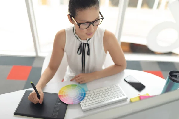 Pohled Asijskou Grafickou Grafiku Vysokým Úhlem Použití Grafického Tabletu Stolu — Stock fotografie