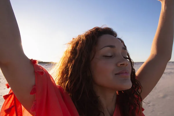 美丽的混血女人的特写镜头 双臂站立在沙滩上 在阳光下 — 图库照片