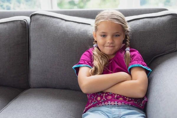 Vooraanzicht Van Schattige Kaukasische Meisje Met Arm Gekruist Zittend Bank — Stockfoto