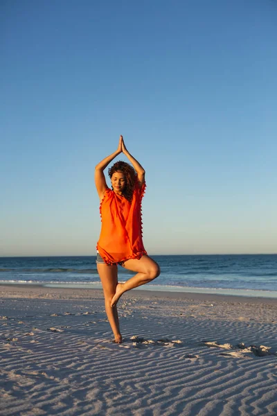 Vue Face Belle Femme Mixte Faisant Yoga Sur Plage Soleil — Photo